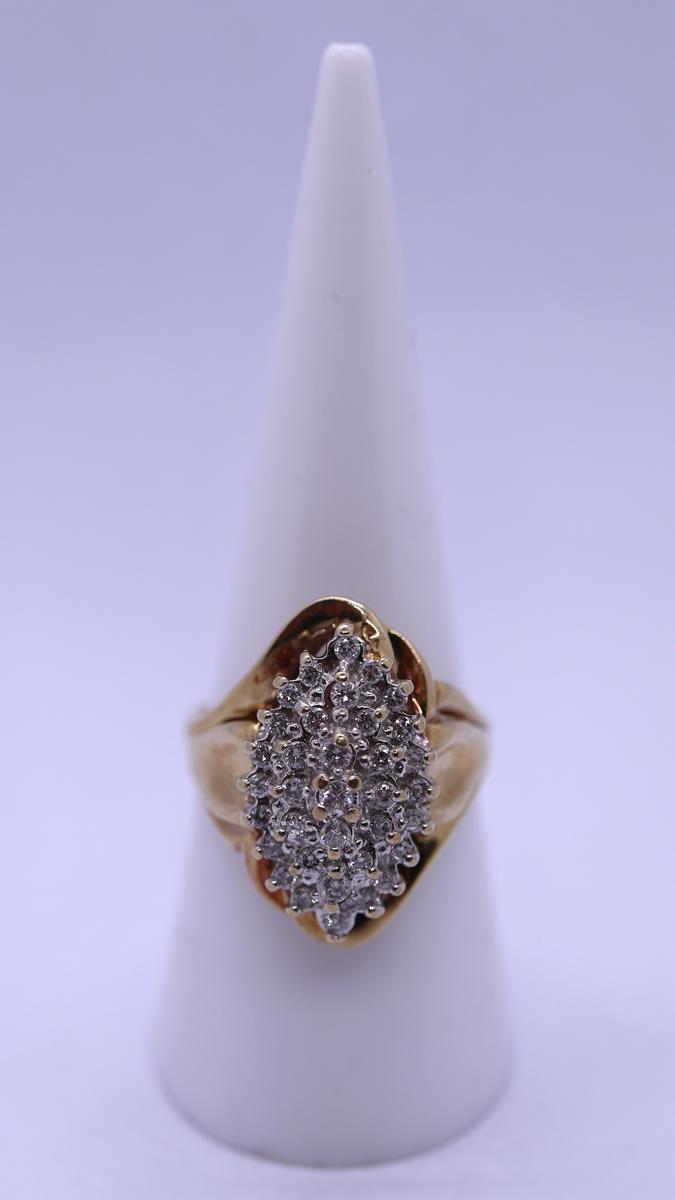 Large 9ct gold diamond set cocktail ring - Size N«
