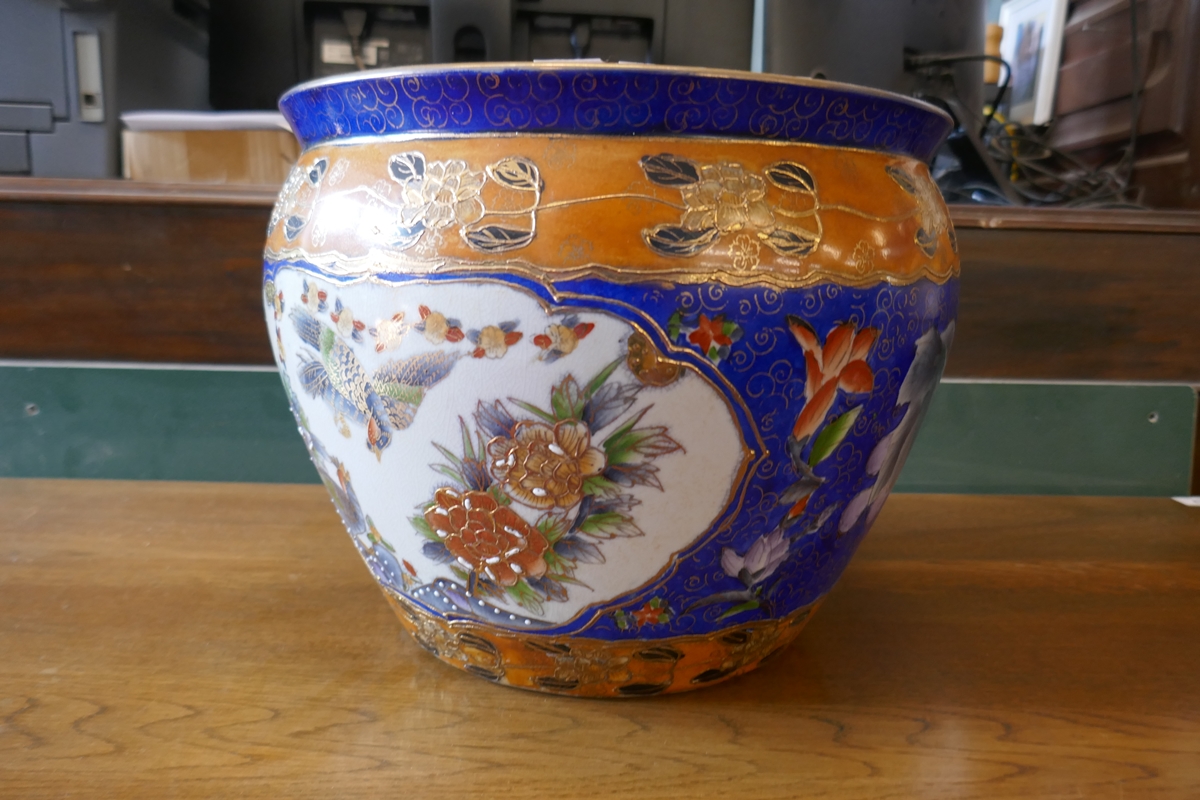 Oriental bowl adorned with birds - Approx H: 25cm x D: 32cm - Image 3 of 5