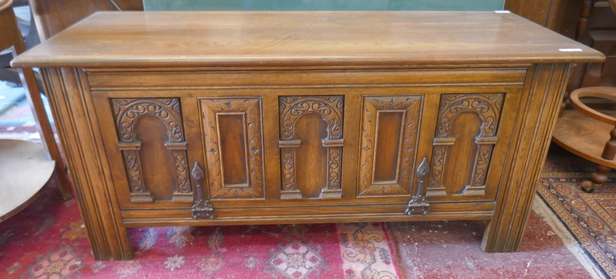 Old charm coffer - Approx size: W: 115cm D: 44cm H: 52cm - Image 2 of 3