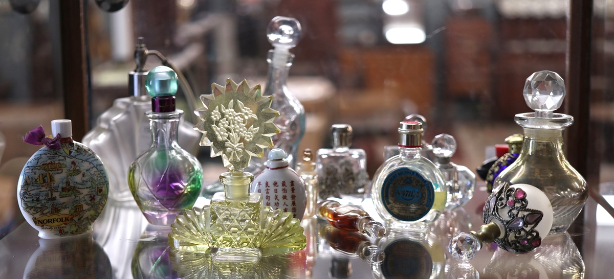 Collection of perfume bottles - Image 2 of 2