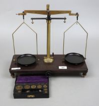 Set of balance scales and weights