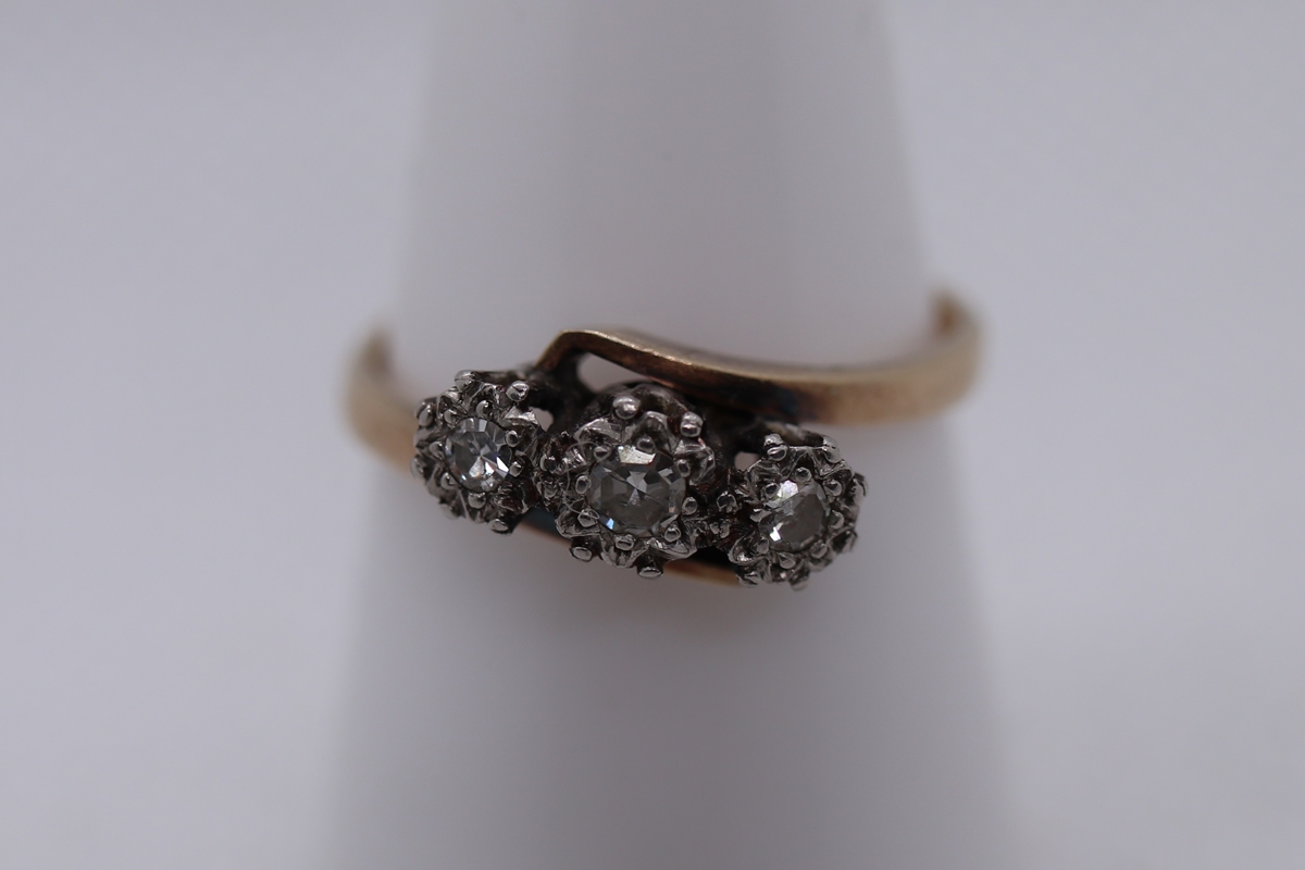 9ct gold 3 stone diamond twist ring - Image 3 of 3