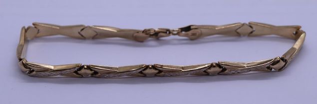 Gold bracelet - Approx weight: 4.42g