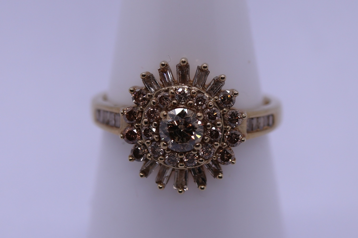 Unusual 9ct gold diamond set cluster ring - Size N - Image 3 of 3