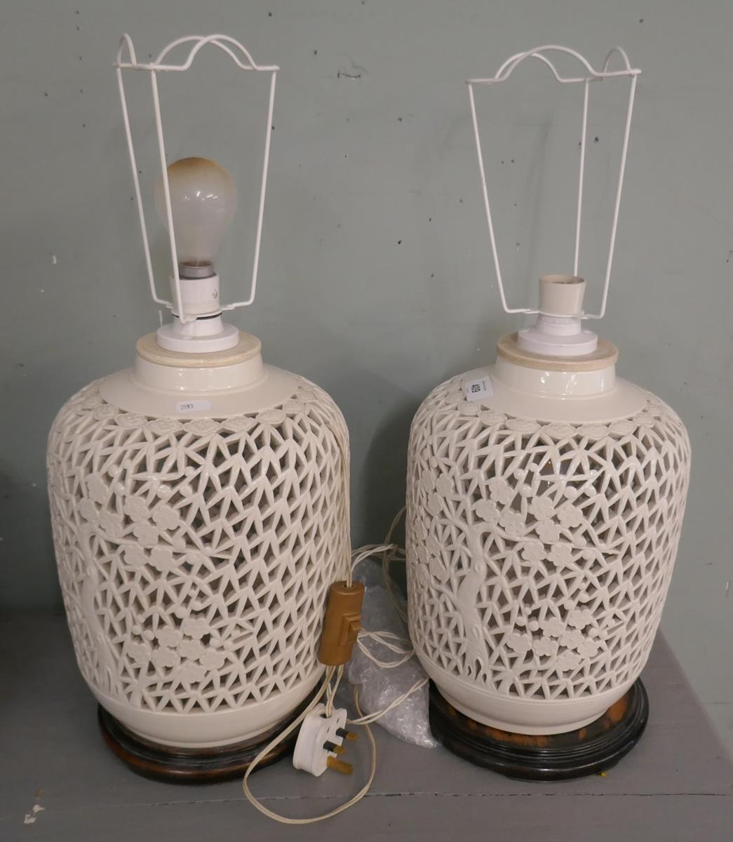 Pair of large Blanc de chine lamps ÿ
