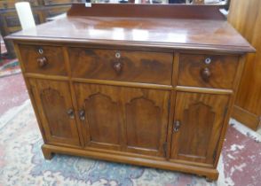 Victorian mahogany 3 door mother-of-pearl inlay chiffonier - Approx size: W: 109cm D: 58cm H: 89cm