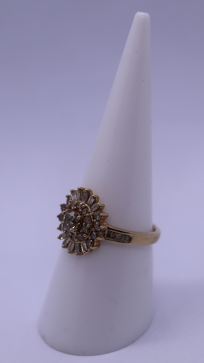 Unusual 9ct gold diamond set cluster ring - Size N - Image 2 of 3