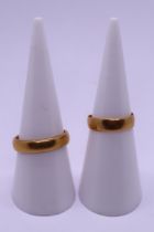 2 x 22ct gold rings - Approx weight 8g