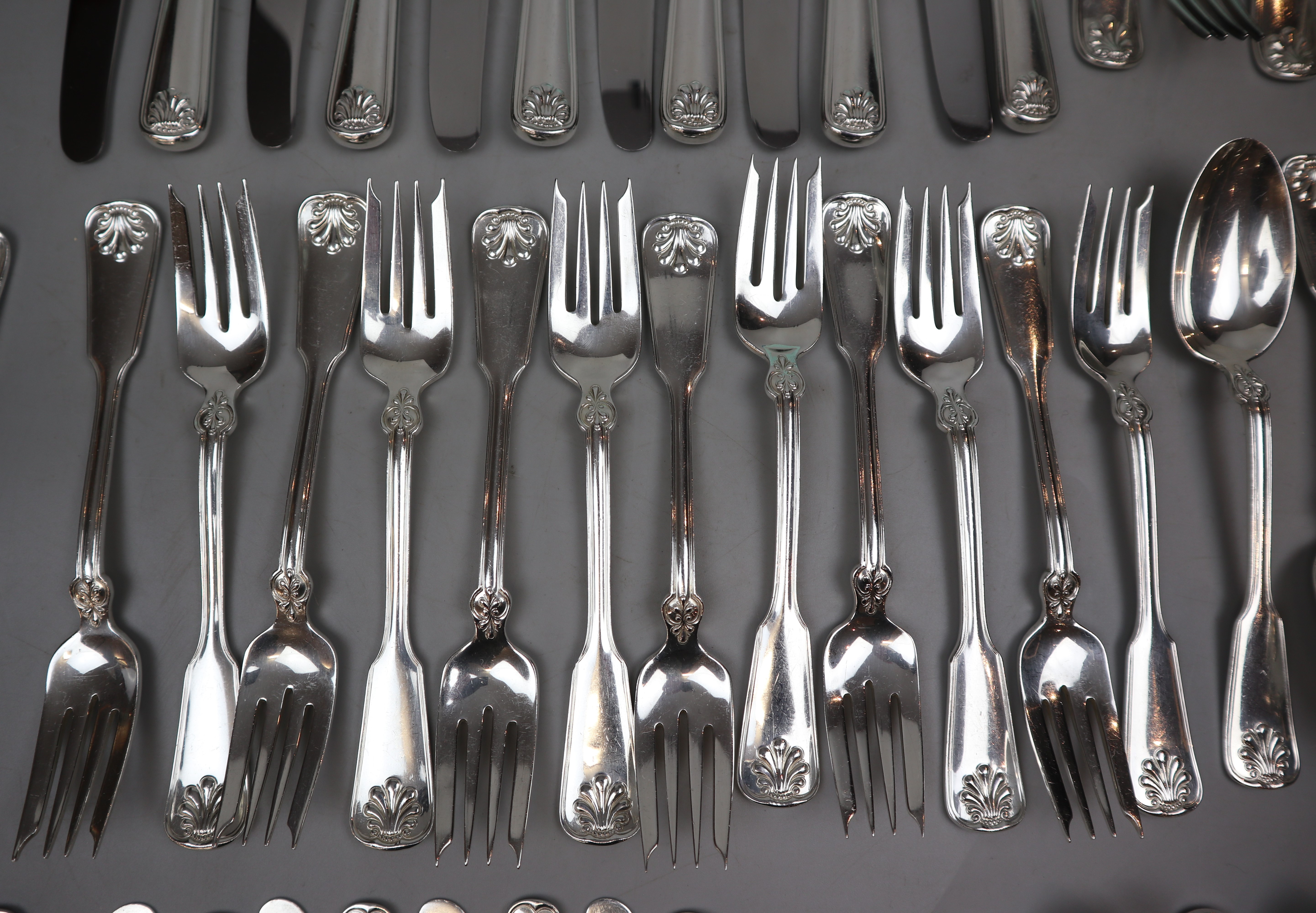 Tiffany & Co. Shell and Thread Sterling silver flatware - 12 complete settings consisting of - Image 19 of 26