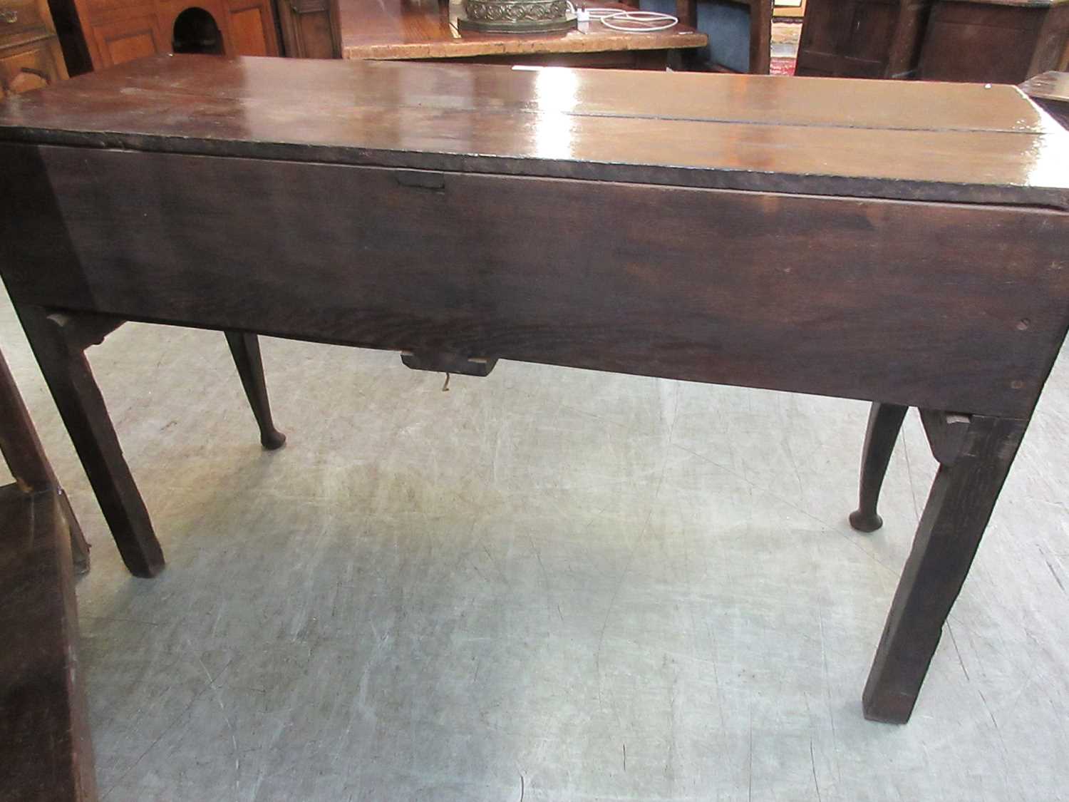 An 18th century oak and mahogany crossbanded dresser, the two plank top with moulded edge above - Image 20 of 26