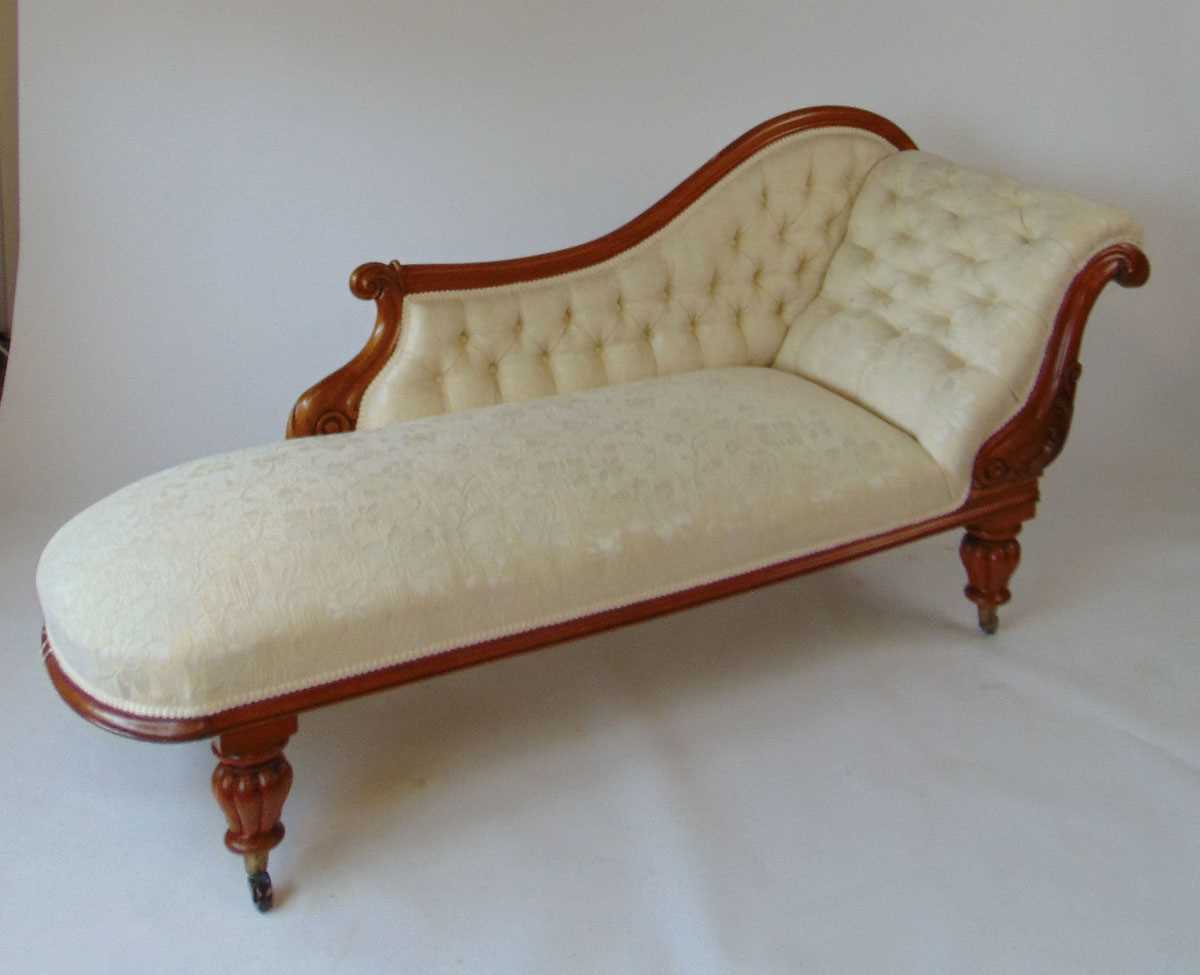 A Victorian chaise longue with matching armchair en-suite, each with mahogany show frame, with - Image 4 of 7