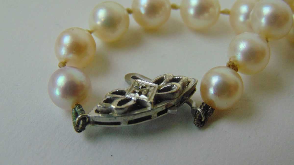 A string of cultured pearls having a 9ct white gold clasp set with a diamond chip, l. 54 cm - Image 2 of 3