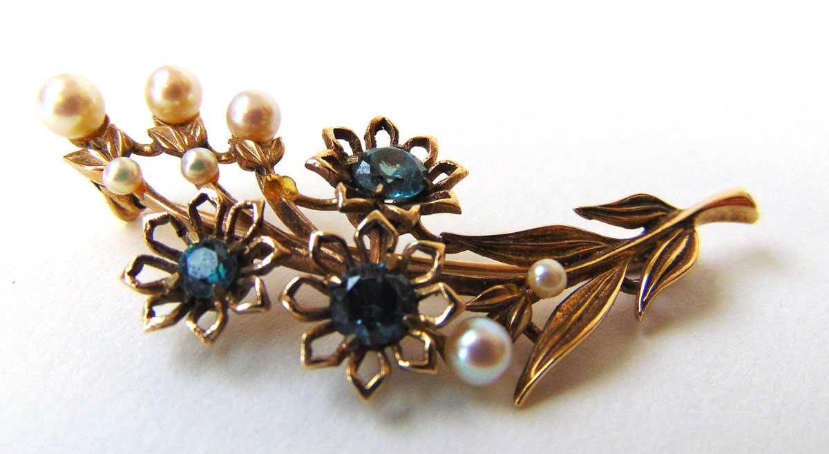 A yellow metal, pearl and topaz flower brooch together with a small locket marked '9ct'. Approx. - Bild 3 aus 4