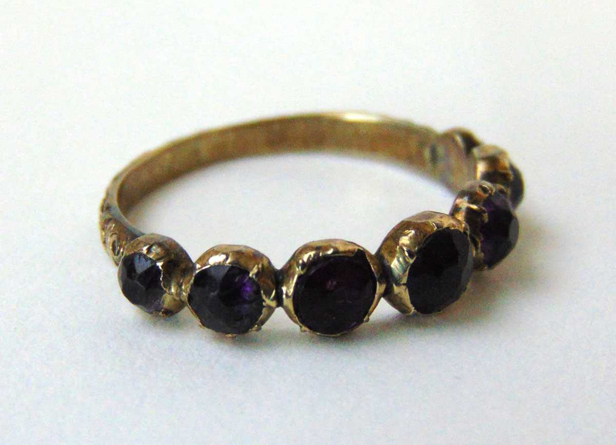 A 19th century yellow metal ring set with seven old cut amethysts. Size N. Approx. weight 1.9g A/F - Bild 2 aus 2