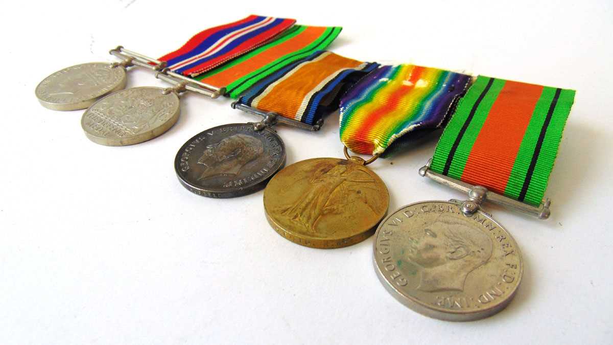 A small collection of German first world war military awards, comprising an original early 20th - Image 5 of 5