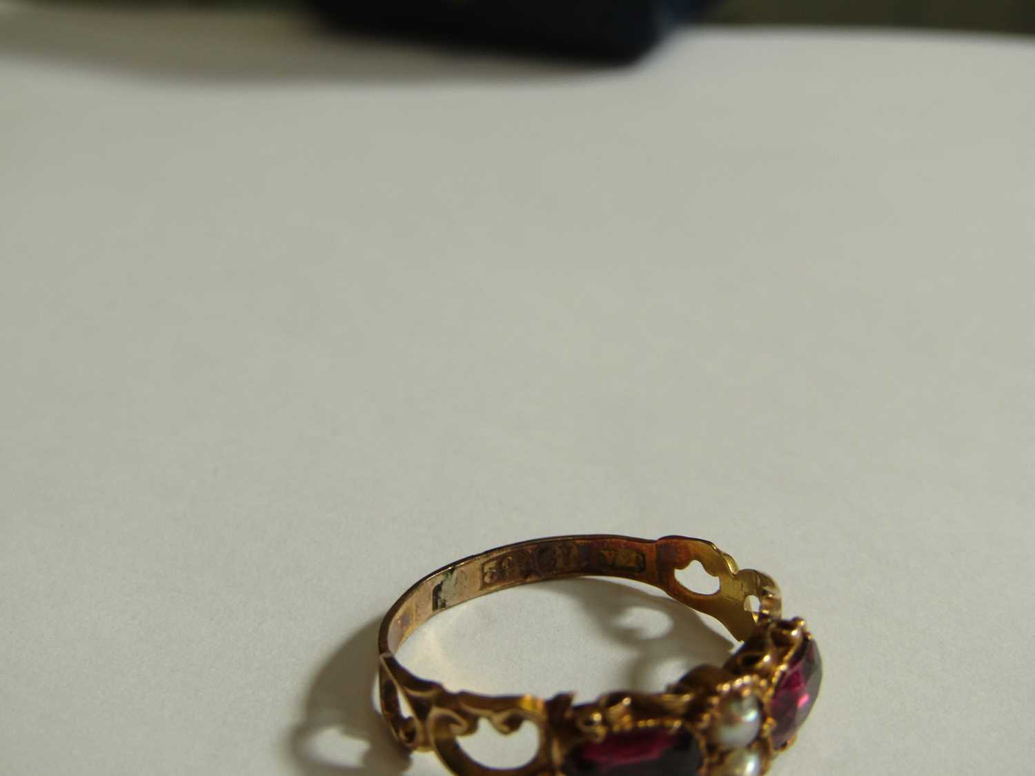 A mid Victorian 15ct gold, almandine garnet and pearl ring with openwork scrolling shoulders and - Bild 5 aus 8