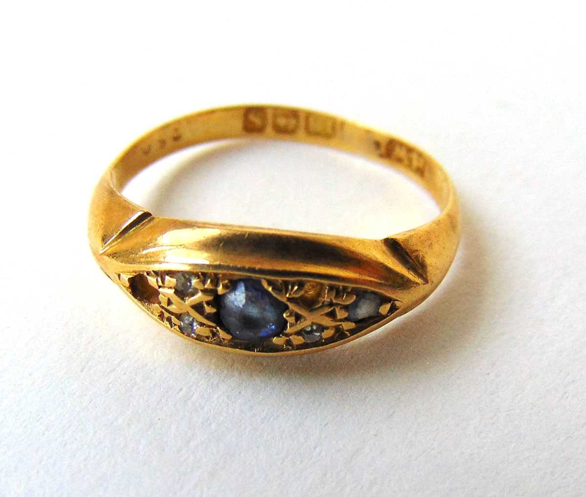 An early 20th century 18ct gold, diamond and sapphire ring. Size L. Approx. weight 3.2g A/F - Bild 2 aus 2