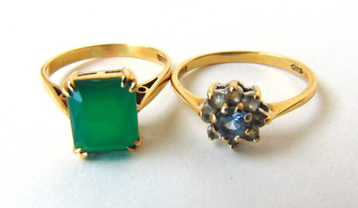 A 9ct gold synthetic emerald dress ring together with a 9ct gold CZ dress ring. Approx. weight 4. - Bild 2 aus 2