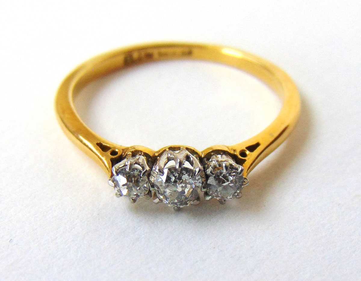 An early 20th century yellow metal and diamond trilogy ring marked '18ct'. The three old cut - Bild 2 aus 2