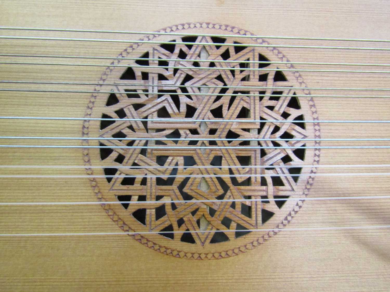 X English renaissance style 15 string lute, with ink inscribed makers label for Ian Harwood and John - Bild 10 aus 29