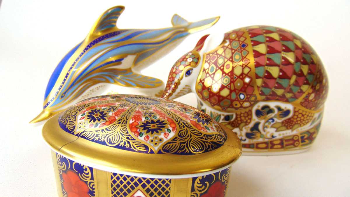 Two Royal Crown Derby Imari paperweights, modelled as an Armadillo and a Dolphin, each with gold - Image 2 of 4