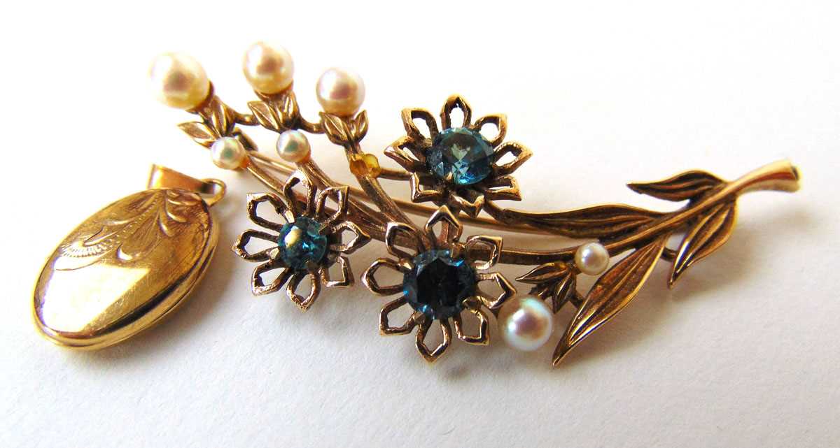 A yellow metal, pearl and topaz flower brooch together with a small locket marked '9ct'. Approx. - Bild 2 aus 4