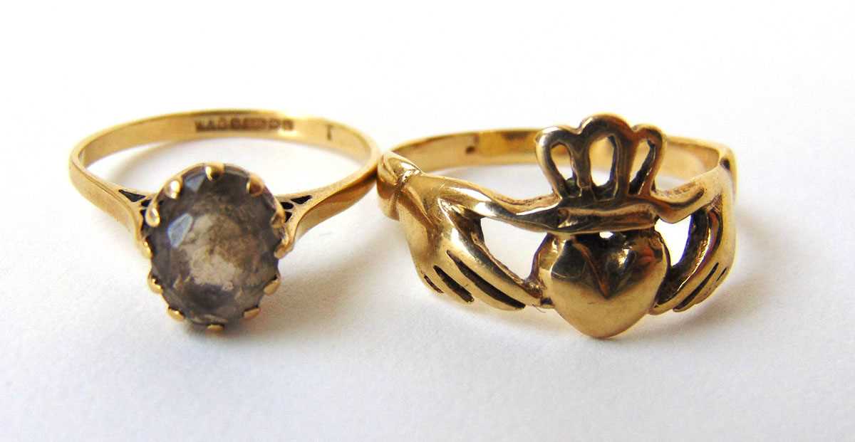A 9ct gold and smokey quartz dress ring together with a 9ct gold Claddagh ring. Approx. weight 5.3g - Image 2 of 2