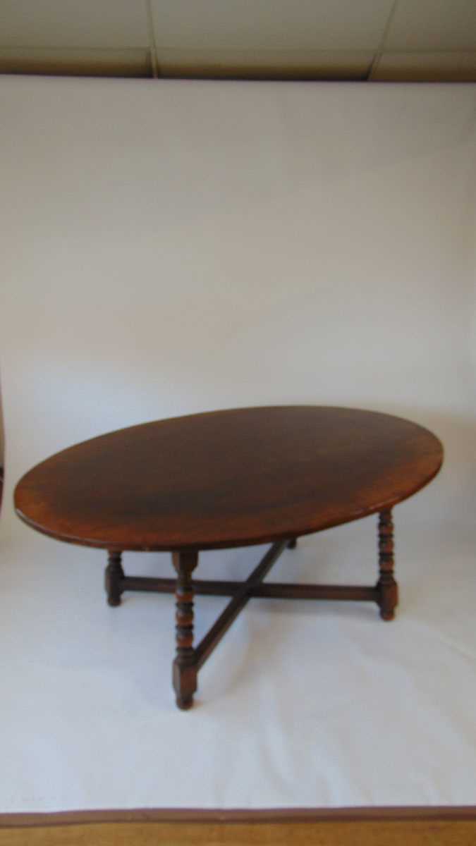 A reproduction oak dining table, having a well figured oval top on a fixed base with bobbin turned - Image 3 of 3