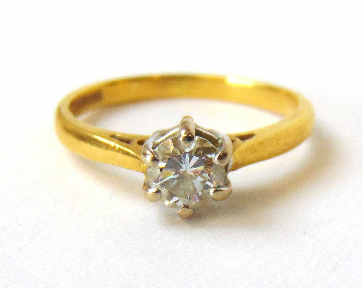 An 18ct gold diamond solitaire ring, the round brilliant stone approximately 0.45ct. Size H 1/2. - Bild 2 aus 2