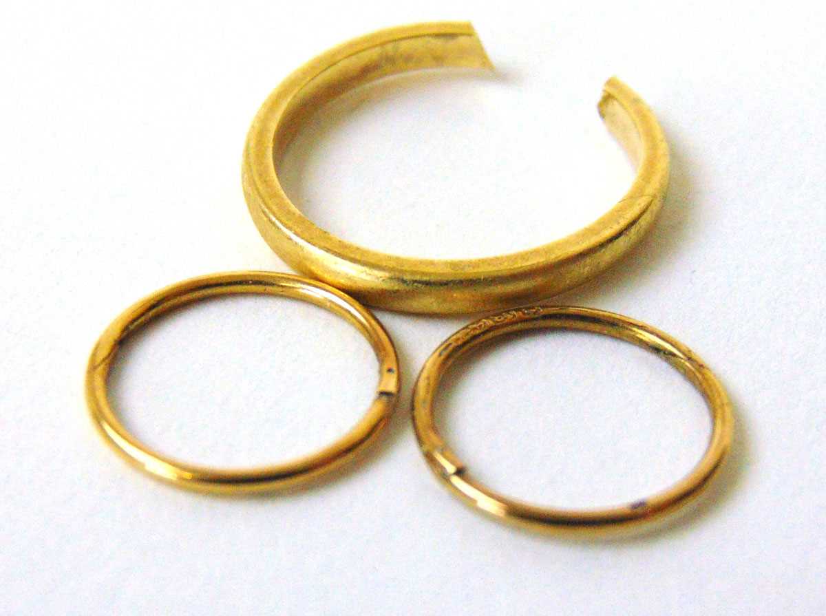 An 18ct gold wedding band together with a pair of 18ct gold hoop earrings. Approx. weight 3.7g A/F