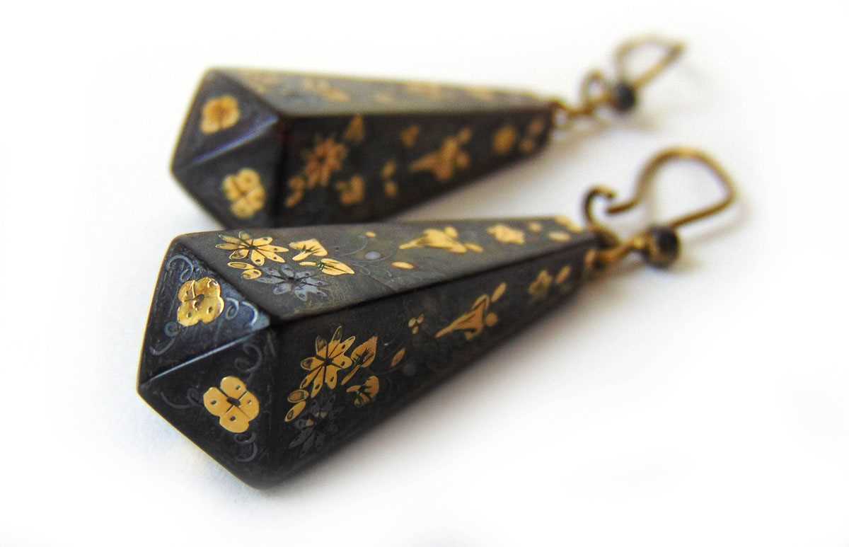 A pair of Victorian yellow metal inlaid pique earrings, l. 3 cm (excluding hooks)