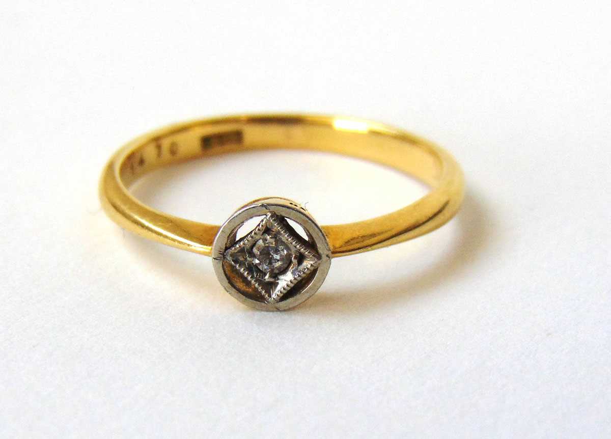 An early 20th century yellow metal and diamond solitaire ring marked '18ct', the small stone in an - Bild 2 aus 2