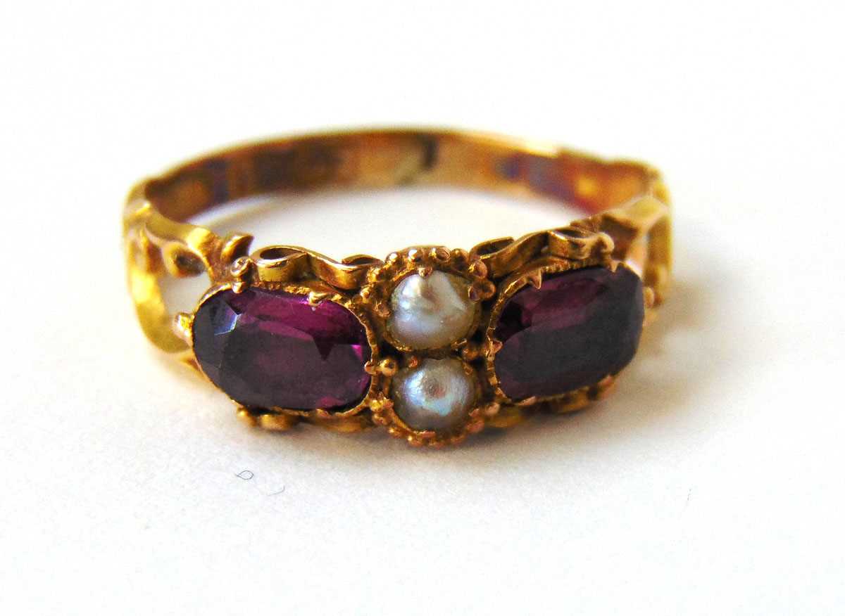 A mid Victorian 15ct gold, almandine garnet and pearl ring with openwork scrolling shoulders and - Bild 3 aus 8