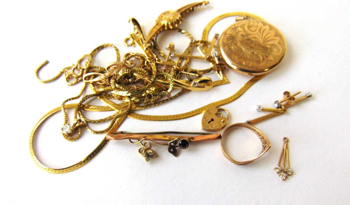 An assortment of 9ct gold and yellow metal jewellery to include chains, earrings, brooch etc.