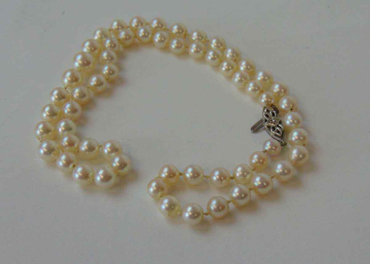 A string of cultured pearls having a 9ct white gold clasp set with a diamond chip, l. 54 cm - Image 3 of 3