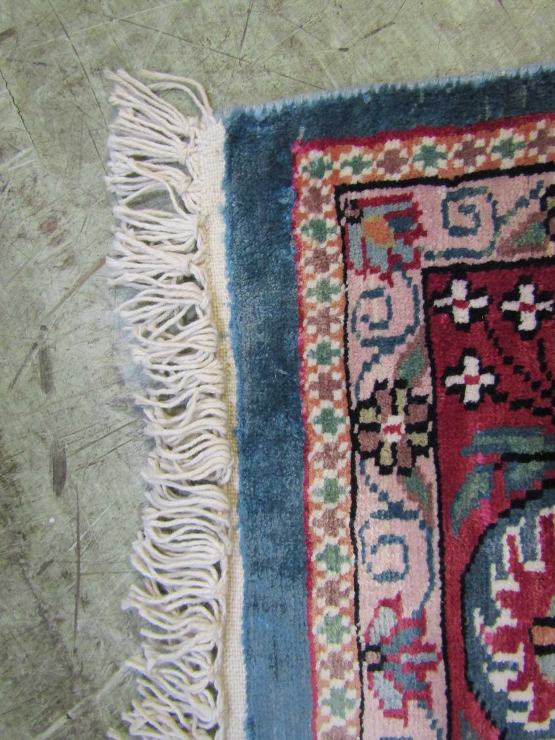An Indian Tabriz style mercerised cotton rug, with central red and cream medallion against a pale - Image 5 of 5