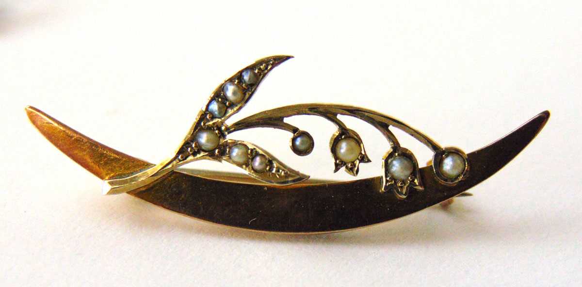 A yellow metal and seed pearl splay brooch marked '9ct' together with one similar 9ct gold - Bild 3 aus 3