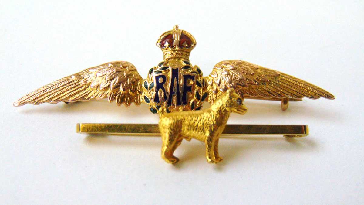 A yellow metal and enamel RAF sweetheart brooch marked '9ct' together with a 9ct gold dog brooch - Bild 2 aus 2