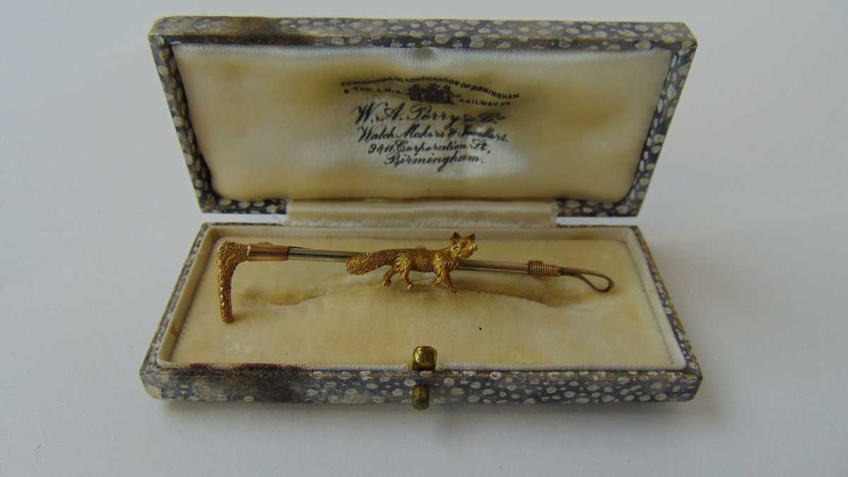 An early 20th century yellow and white metal brooch in the form of a fox and riding crop. Approx. - Image 2 of 3