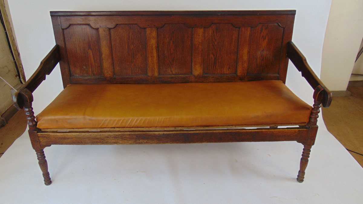 A George III oak settle, with five panel back, the shaped armrests on bobbin turned supports, with - Image 4 of 4