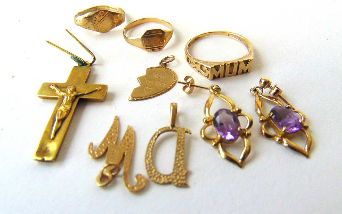 A collection of 9ct gold and yellow metal jewellery to include signet rings, amethyst earrings,