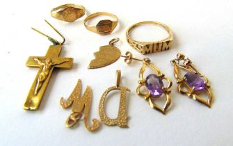 A collection of 9ct gold and yellow metal jewellery to include signet rings, amethyst earrings,
