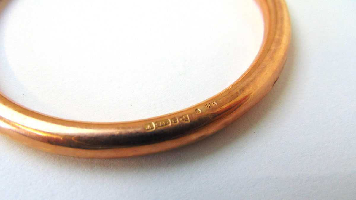 An early 20th century 9ct rose gold bangle. Approx. weight 10.5g - Image 2 of 2