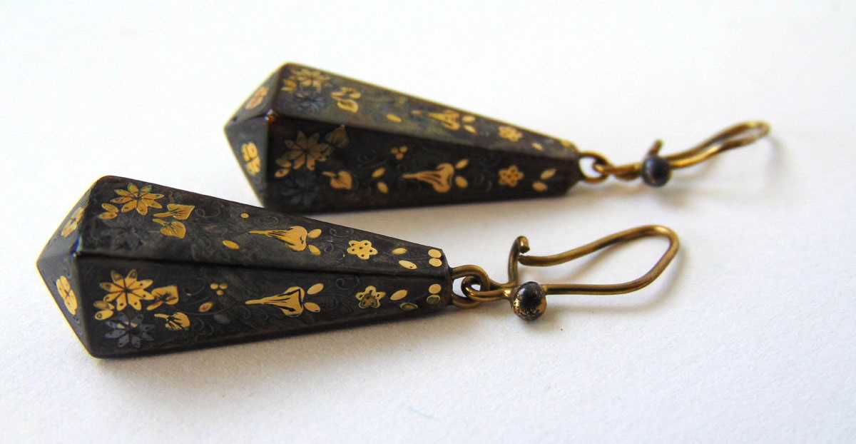 A pair of Victorian yellow metal inlaid pique earrings, l. 3 cm (excluding hooks) - Image 2 of 2