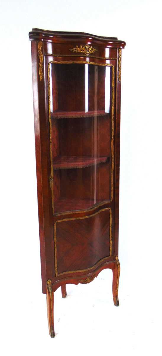 An early 20th century French Louis XV style serpentine fronted corner vitrine, with gilt metal - Image 4 of 4
