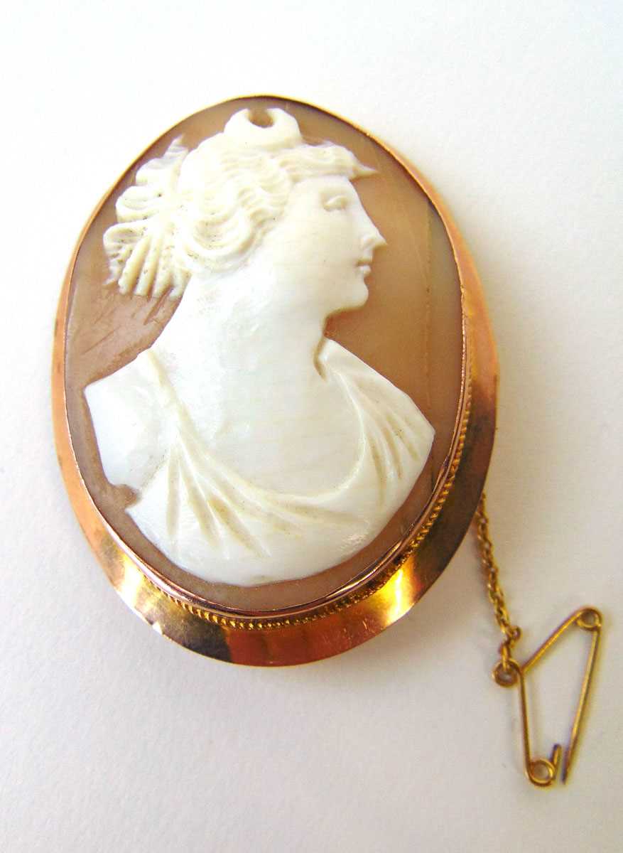 An early 20th century yellow metal mounted cameo brooch marked '9ct'. Approx. weight 10.7g A/F - Bild 2 aus 2