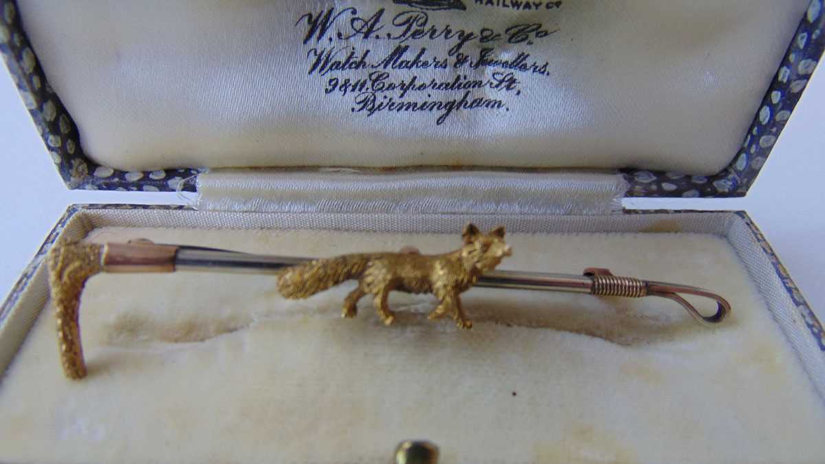 An early 20th century yellow and white metal brooch in the form of a fox and riding crop. Approx. - Image 3 of 3