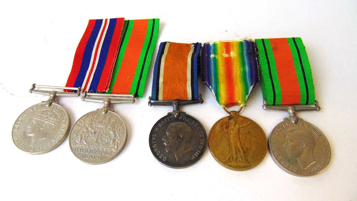 A small collection of German first world war military awards, comprising an original early 20th - Image 3 of 5