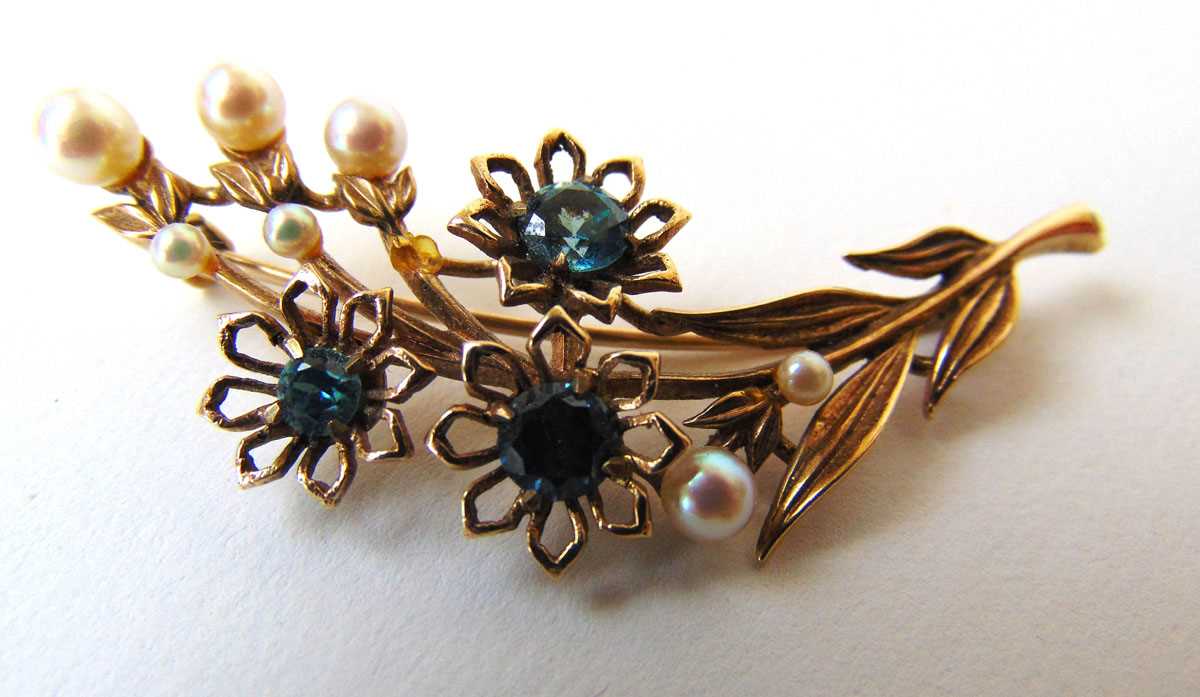 A yellow metal, pearl and topaz flower brooch together with a small locket marked '9ct'. Approx. - Image 4 of 4
