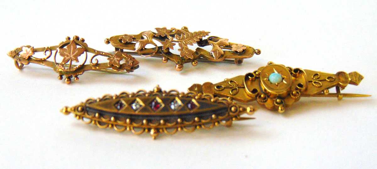 A Victorian 15ct gold, garnet and diamond brooch together with three similar 9ct gold brooches. - Bild 4 aus 4